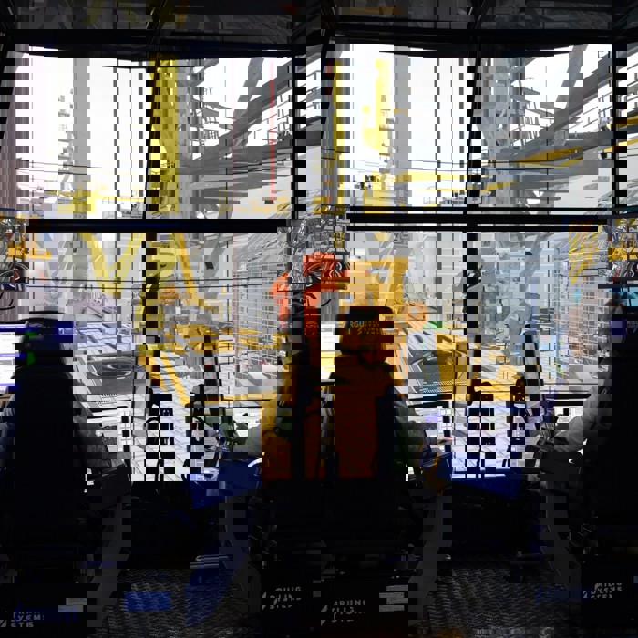 ينخرط شخصان في محاكاة غرفة التحكم في الحفر البحري، باستخدام شاشات متعددة ومرئيات واقعية للمعدات لتعزيز تجربة التدريب.